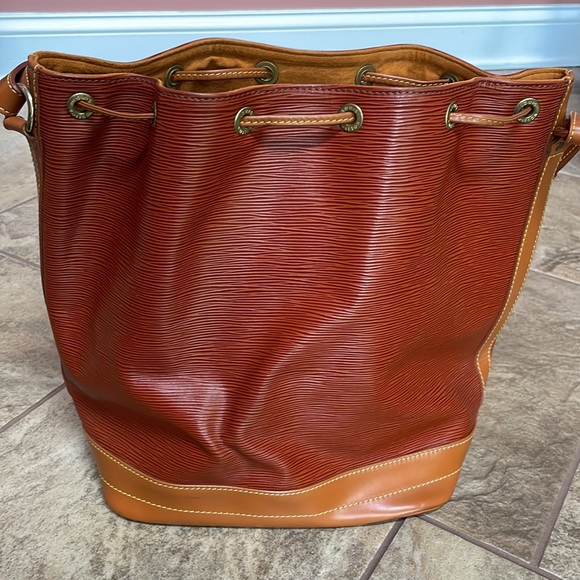 + Louis Vuitton + Epi Noe 2 Bucket Bag - Picture 4 of 15